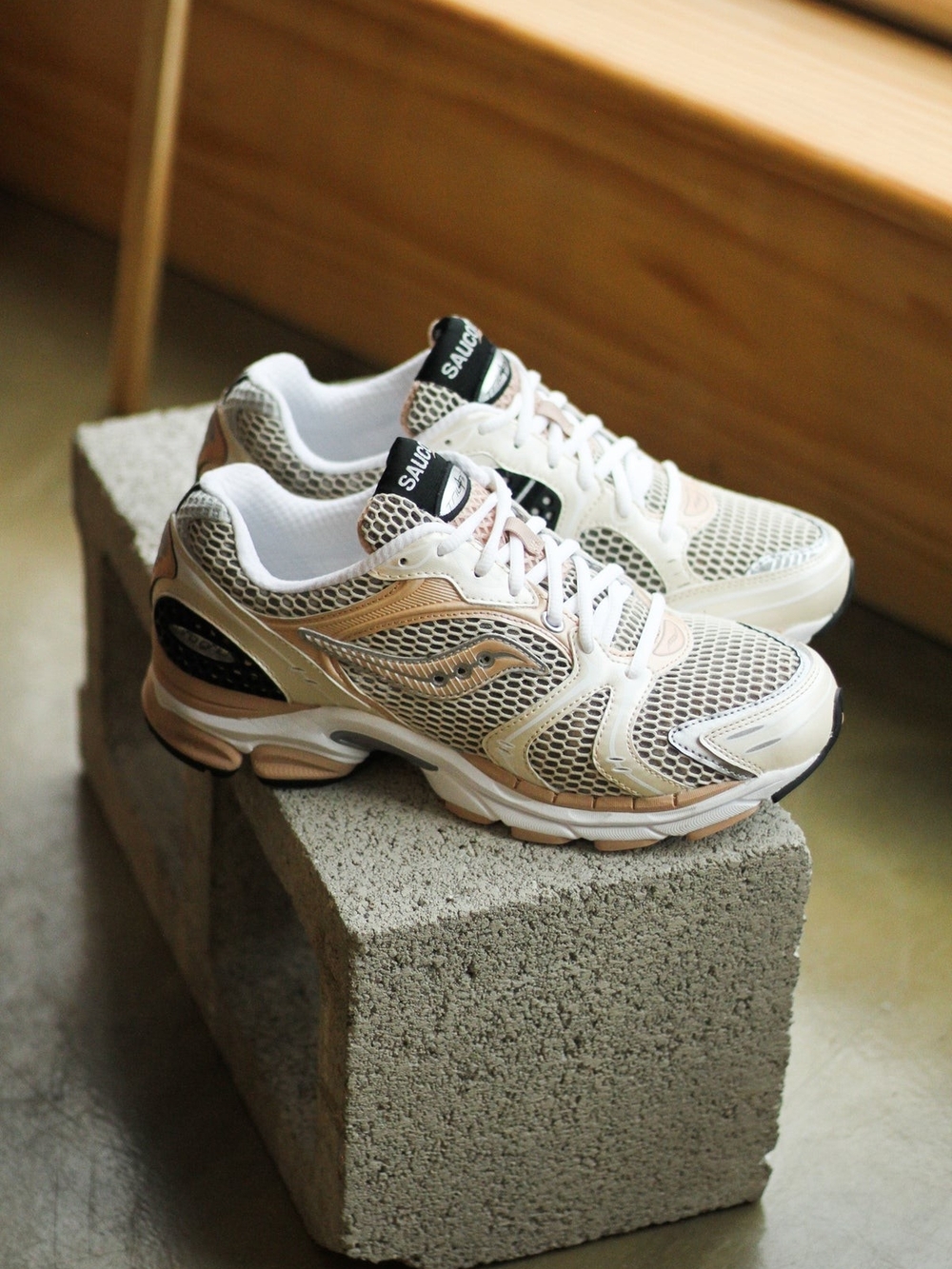 Saucony Women’s Pro proGrid Triumph 4 Retro Sneakers size 9.5